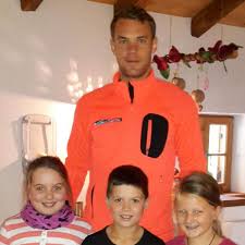 Er sorgt mit seinen spektakulären paraden, aber auch mit seiner unglaublichen spieleröffnung stets für einen sicheren rückhalt für den fcb. Manuel Neuer Kehrte Mit Begleitung In Hofladen Cafe In Gmund Ein Gmund