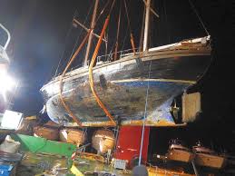 Kat to dziewczyna, przed którą drżą wszyscy faceci w szkole, jej młodsza siostra natomiast stanowi główny obiekt ich pożądania. Zjawa Wyciagnieta Z Wody Co Dalej Z Jachtem Zagle Se Pl