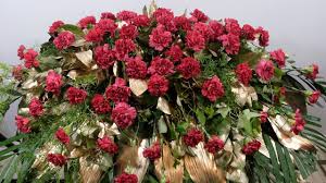 Place oasis into saddle and use 1/4 florist waterproof tape to secure the oasis to the saddle. Diy Double One Sided Casket Spray With Carnations Youtube