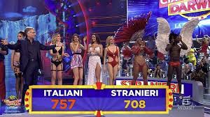 Ora fa la modella ma sogna di entrare nel mondo della televisione. Ciao Darwin Stasera Italiani Vs Stranieri Con Paola Di Benedetto
