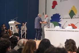 Serrat provoca un tumulto en la FIL