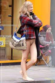ノーパンでスカートも無しの半裸姿で街中を歩く女性の野外露出画像 : Imitation Skin - パンスト直穿きフェチの挑戦