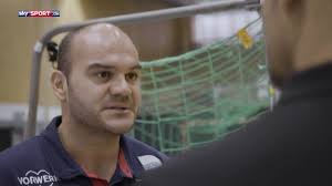 Handball-Tore können leicht umkippen und zur Gefahr werden. Rafael Baena,  Kreisspieler beim Bergischen HC, thematisiert in seiner Doktorarbeit diese  unsicheren Systeme. Im Gespräch mit Dennis Baier ...