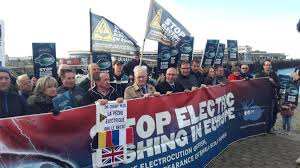 En attendant et dans l'espoir que la pêche électrique soit interdite en europe, comme ailleurs dans le monde, nous nous engageons l'association relais & châteaux, dont font partie nombre de ces chefs, a apporté son soutien à la campagne contre la pêche électrique menée notamment par. Boulogne Sur Mer Un Documentaire Sur La Peche Electrique Au Cinema Les Stars