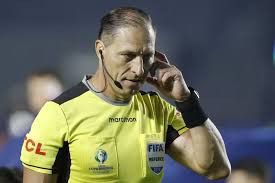 Hubo un momento de duda, el referí se puso el silbato en la boca y los jugadores de colombia se detuvieron en el campo por un segundo. Pitana Y Una Actitud Repudiada El Reconocido Arbitro Echo A Empujones De La Cancha A Un Jugador La Opinion Austral