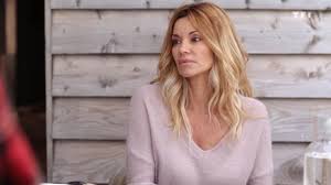 L'histoire de chloé faisant écho à sa propre vie, cette la comédienne appréhendait donc l'idée de tourner cet accouchement. The V Neck Sweater With Sequins From Chloe Ingrid Chauvin In Tomorrow Belongs To Us Spotern