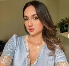 5 Portraits of Tengku Dewi Putri After Divorce from Andrew Andika, Looking  More Beautiful and Confident