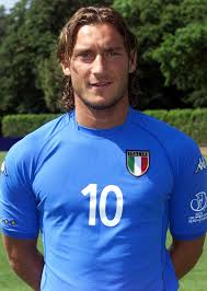 Tutto cappelli’s philosophy is to provide hair replacement systems that look natural, undetectable and are perfectly tailored to each individual client. Francesco Totti Giocatori Di Calcio Calcio Foto Di Calcio