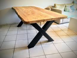 table bois metal pied croix scandinave pied en acier creation sur mesure bords irreguliers dans la t table bois table en bois naturel table bois pied metal