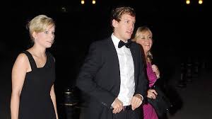 Seine zwei älteren schwestern stefanie und melanie, sowie seinen jüngeren bruder fabian, der selbst autorennen fährt. Drittes Kind Ist Da Sebastian Vettel Ist Wieder Papa Promiflash De