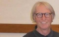 Klaus Peter Glaser im Foyer der Wertachklinik