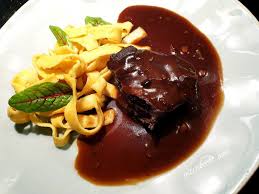 Kalbsbackchen Geschmort In Rotweinsosschen Mit Selbstgemachten Bandnudeln In Brauner Butter Geschwenkt Bandnudeln Rezept Schmorbraten Rezept Essen Und Trinken