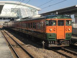 先頭車側面に ありがとう115系 のラッピングが貼られたリニューアル車高崎t 1032編成他 jr 西日本 鉄道 湘南