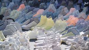 The collaboration has also produced shirts, jackets, track pants, socks, slides, women's shoes and. Forbes Berichtet Uber Kanye West Und Sein Lebenswerk Yeezy Grailify