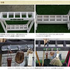 木製用具置き ウッドツールスタンド 玄関回りやお庭の収納庫まわりなど 長物の収納やちょっとした清掃具などをコンパクトにお片付け 大変便利なツールスタンド 長物は勿論のこと フックもついてるので スコップやブラシなどを引っかけられるので小物も綺麗に整理