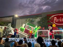 El espíritu navideño iluminó las calles de Culiacán con la décima edición  del Desfile Navideño organizado por Kuroda, la cual recorrió la avenida  Obregón partiendo desde Catedral, para pasar por el Ayuntamiento