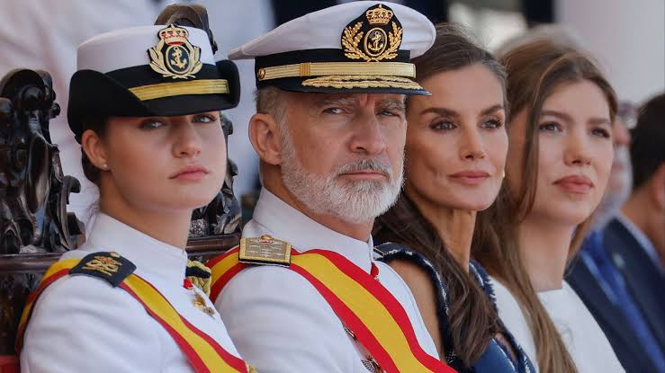 El rey impone a su hija la princesa Leonor la Gran Cruz del Mérito Naval en  Marín