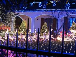 La magia del natale 2016 ci porta a visitare la straordinaria casa di babbo natale.! A Melegnano La Casa Di Babbo Natale Uno Spettacolo Da 450mila Luci A Led Milano Post