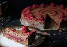 Wahrlich nichts für kalorienzähler, aber ab und zu muss man auch mal sündigen. Mousse Au Chocolat Kuchen Mit Innerem Himbeerspiegel Dailyvegan
