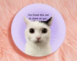 Ich habe diese Katze angeheuert, um Sie anzustarren Handgemachter Knopf