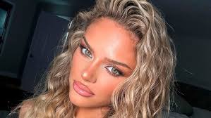 Hannah Brooke's Bikini Physique is Jaw-Dropping