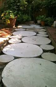 Yard Karma Adventures In Concrete And Other Building Projects Totally Inappropriate In A Rental Apartment Idee Amenagement Jardin Jardins Et Allees Jardin