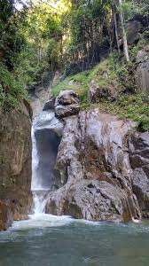 Tapi untuk mencapai air terjun dibutuhkam jalan kaki sekitar 30 menit ke air terjun jalan menuju air terjun dipenuhi dengan sungai dengan air. Ikan Tengas Peneman Pengunjung Berenang Di Sungai Chiling Libur