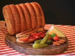 Çift katlı ekmek, dana kavurma, kaşar peyniri, domates, turşu. Ayvalik Tost Ekmegi 10 Lu Cunda Bakkali