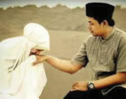 Lelaki arab tidak pandai merayu hampir setali tiga uang dengan wanitanya, lelaki arab juga bukan seorang yang romantis. Jaga Mata Elak Tergoda Senyuman Wanita