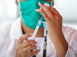 A vacina desenvolvida pela universidade de oxford, em colaboração com a empresa astrazeneca, gera uma resposta robusta na imunidade entre idosos, assim como em adultos numa faixa etária mais jovem. Vacina De Oxford Produz Resposta Imunologica Robusta Em Idosos Poder360