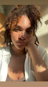 I'm a professional photographer and I have a studio in old town. I do  headshots and portraits actors and actresses . Any English speaking models/  athletes for my next project? I do