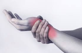 Comment Remedier A Une Tendinite A L Aide Des Huiles Essentielles Astuces De Grand Mere Soigner Une Tendinite Tendinite Remede Tendinite