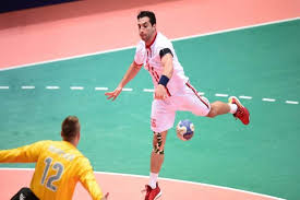 استقر أحمد الأحمر نجم المنتخب المصري لكرة اليد على الاعتزال الدولي بعدما انتهت مهمه المنتخب المصري في أوليمبياد طوكيو. Ø£Ø­Ù…Ø¯ Ø§Ù„Ø£Ø­Ù…Ø± ÙŠÙƒØ´Ù Ù„ÙŠÙ„Ø§ ÙƒÙˆØ±Ø© ÙƒÙŠÙ ÙŠÙ‚Ø¶ÙŠ ÙˆÙ‚Øª Ø§Ù„Ø­Ø¸Ø± ÙŠÙ„Ø§ÙƒÙˆØ±Ø©