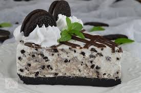 2 pachete de 150g de oreo 280g de crema de branza 180ml de smantana 75g de zahar brun 2 lingurite de suc proaspat de lamaie 1 picatura de extract de vanilie. Cheesecake Oreo Caietul Cu Retete