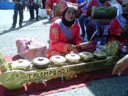 Alat musik tradisional indonesia timur wilayah indonesia timur juga memiliki berbagai alat musik. Talempong Bertahan Di Tengah Gempuran Alat Musik Kekinian Regional Liputan6 Com