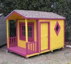 Su tejado en semicírculo la hace. Casita Para Ninos En El Jardin Reciclando Palets Fundacio Ilersis