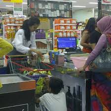 Kami tidak tahu apakah terlepas saat dikejar massa, atau sengaja dicopot, katanya. Borma Toserba Kaufhaus