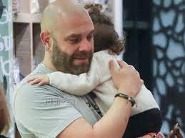 Τις φωνές τους ένωσαν ο μιχάλης κουινέλης και η ήβη αδάμου το βράδυ της κυριακής στο final four, σε μια από τις σπάνιες μουσικές τους συναντήσεις. Adamoy Koyinelhs Xristoygenniatikes Agores Mazi Me Thn Korh Toys