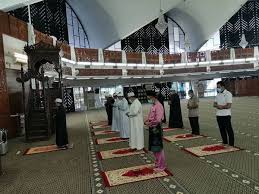 Apabila dia masuk masjid, maka dia dikira dalam keadaan solat selama tidak keluar dari masjid kerana menunggu solat berikutnya. Hanya Rakyat Malaysia Dibenar Solat Berjemaah Di Masjid Kata Menteri Minda Rakyat