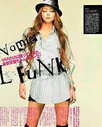 vivi 2007年5月号 funky townリリースのとき コトちゃんとがっちゃんのオフショットもあります この3ショット可愛すぎる そして 改めて安室ちゃん髪なっが 笑 思ったのですが 安室ちゃんは引退したらスーパーロングヘアをバッサリ切るんでしょうか