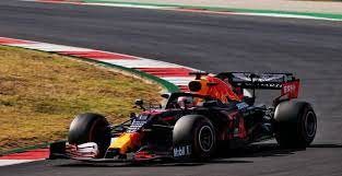De coureurs rijden eerst een opwarmronde, waarna de op de startopstelling plaatsnemen. Live Volg Verstappen Tijdens De Eerste Vrije Training In Portugal