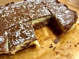 Knuspriger blechkuchen mit kokosraspeln vanillecreme und mandarinen dazu ein saftiger. Bounty Kokos Schokolade Schnitten Bee In Flipflops