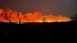 Ce mercredi 18 août, soit trois jours après le départ de l'incendie, le feu n'est toujours pas maîtrisé. Krha5c2ytnbrkm