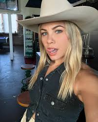 Oh hiiiiiiii. Just wanted to let you know of 3 upcoming shows in January…  Jan. 9 @callaghans_irish_social_club MOBILE, AL Jan. 10 @chspourhouse  CHARLESTON, SC Jan. 12 @eddiesattic ATL 🍑 It will just