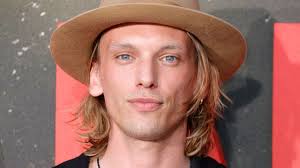 Stranger Things"-Star Jamie Campbell Bower seit 2015 clean
