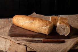 Baguette Frances En Rodajas Sobre Una Ta Free Photo Freepik Freephoto Comida Menu Rest En 2020 Hamburguesa Con Papas Fritas Recetas De Comida Platos De Queso