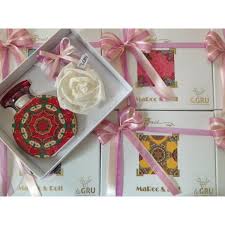 Bomboniere d'arte, al fine di dare risposte puntuali sia a livello tecnico, amministrativo e logistico, mette a disposizione personale qualificato. Baci Milano Bomboniera Maroc Roll Foulard Bottiglia 225ml Con Fiore 7 Cm Completa Di Confezione Matrimonio Comunione Lagru