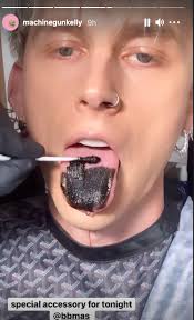 Machine gun kelly and megan fox took the plunge and packed on the pda at the 2021 billboard music awards. Billboard Music Awards Machine Gun Kelly Paints Tongue Black