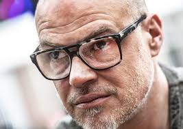 Zanger en concertorganisator John Ruiter viert vijftigste verjaardag met  metal-festival in Patronaat [video]