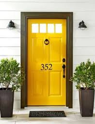 Comme On Le Voit Dans Le Midwest Living Magazine Cet Autocollant Numero Porte Gras Apporte Attrait Immediat C Numero Maison Maison En Carton Deco Exterieure